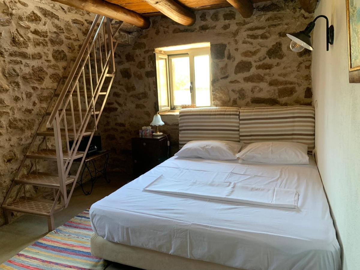 Messinian Stone House Villa Buitenkant foto